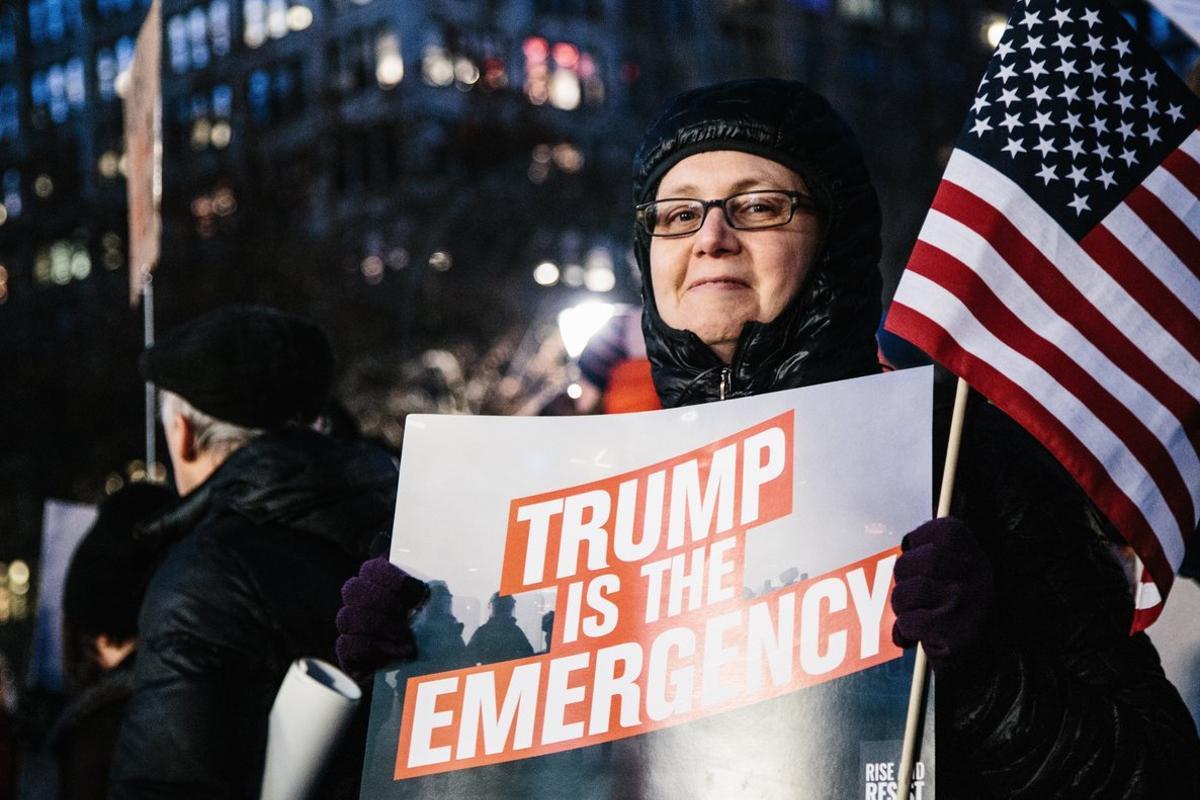 EPA1175  NUEVA YORK  ESTADOS UNIDOS   18 02 2019 - Personas protestan contra el presidente de los Estados unidos  Donald J  Trump  este lunes en Nueva York  Nueva York  EE  UU    El grupo activista Move On organizo este lunes varias protestas en diversas ciudades de Estados Unidos en contra de la declaracion de emergencia nacional con la que el presidente Donald Trump busca reunir fondos para construir el muro en la frontera con Mexico  sin el visto bueno del Congreso  EFE  Alba Vigaray