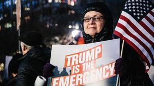 EPA1175  NUEVA YORK  ESTADOS UNIDOS   18 02 2019 - Personas protestan contra el presidente de los Estados unidos  Donald J  Trump  este lunes en Nueva York  Nueva York  EE  UU    El grupo activista Move On organizo este lunes varias protestas en diversas ciudades de Estados Unidos en contra de la declaracion de emergencia nacional con la que el presidente Donald Trump busca reunir fondos para construir el muro en la frontera con Mexico  sin el visto bueno del Congreso  EFE  Alba Vigaray