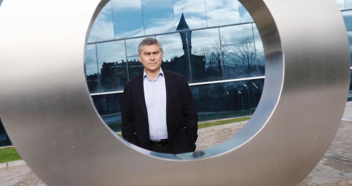 José Luis Llorente, el pasado domingo, en los exteriores del HUCA