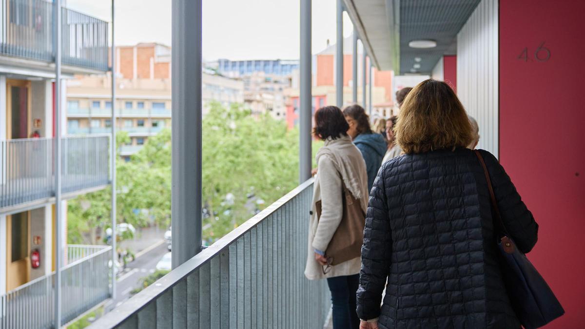 Entrega de llaves de la promoción Germanetes de vivienda social para gente mayor en el Eixample
