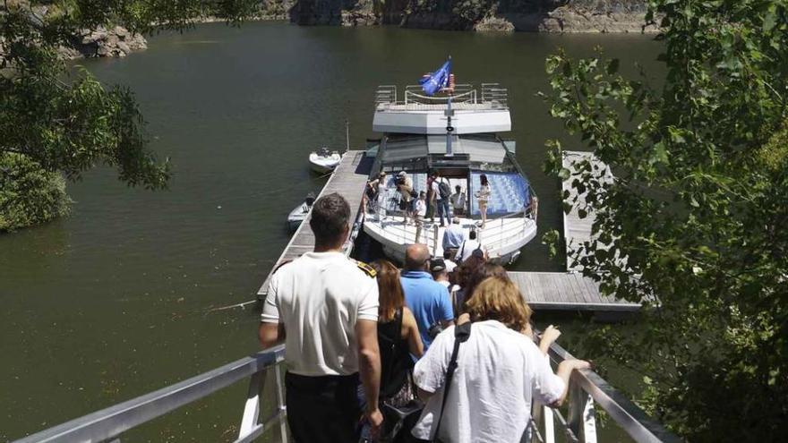 Los periodistas embarcan en el buque hidrográfico.