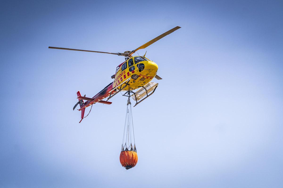 Los Bombers confían en perimetrar pronto el incendio forestal en Gavà que ha obligado a confinar a 6.000 personas