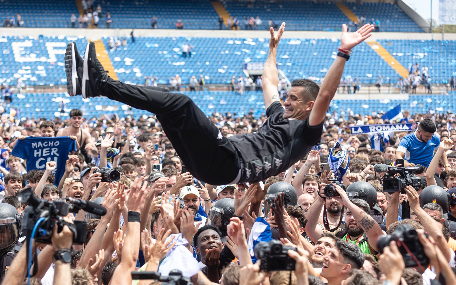 Los jugadores celebrando en el ascenso en el campo