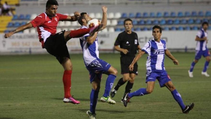 El central Mauro dos Santos, izquierda, despeja un balón en el partido de ayer. Saúl Berjón, a la derecha, pugna por el balón con un rival.