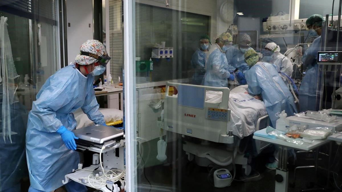 Sanitarios del Hospital del Mar tratan a un paciente con coronavirus en la uci, el 5 de noviembre del 2020