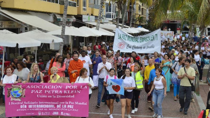 Vista de la marcha por la Paz Mundial por el paseo de Las Canteras, ayer.