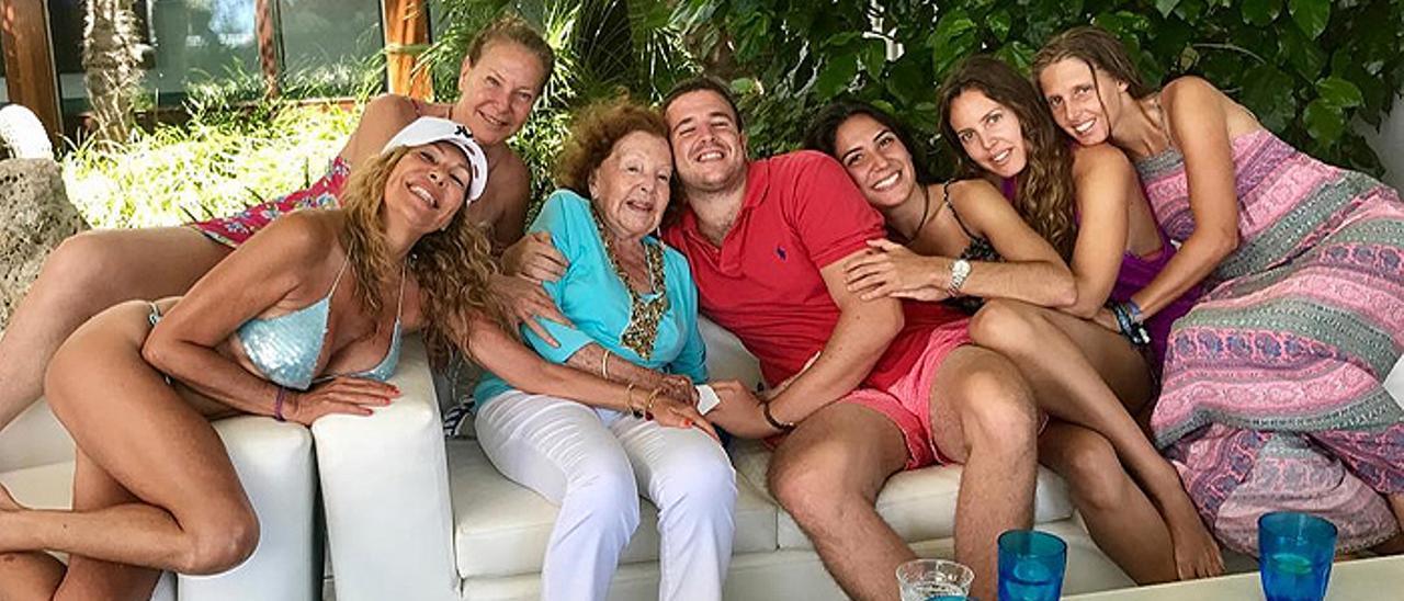 Ana Obregón madre, rodeada de familiares en el chalet de Costa de los Pinos.