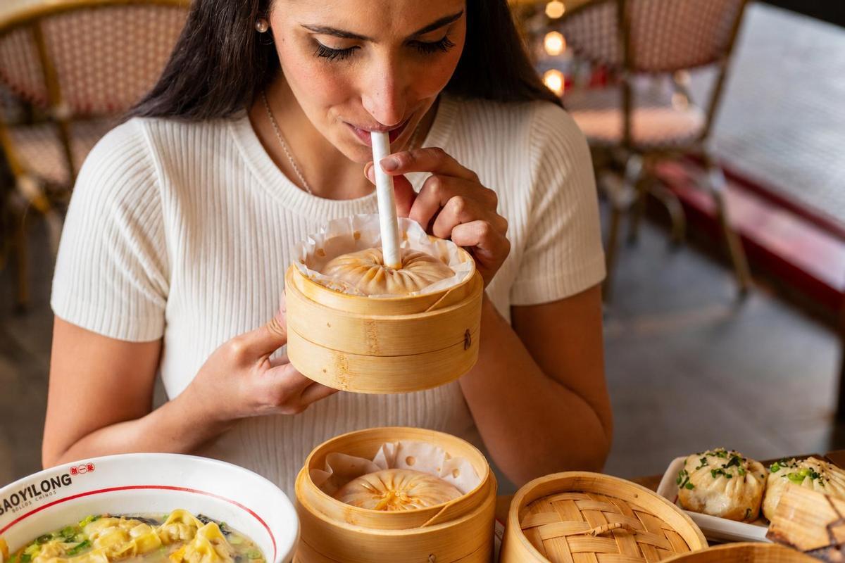 El plan más viral para los más foodies: un bao gigante que se bebe con pajita.