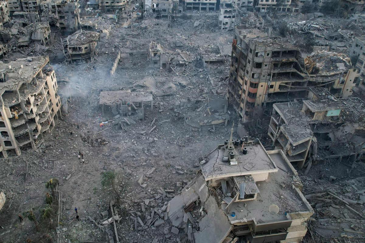 Esta fotografía aérea muestra edificios muy dañados tras los ataques aéreos israelíes en la ciudad de Gaza el 10 de octubre de 2023. Israel atacó objetivos de Hamás en Gaza el 10 de octubre y dijo que se encontraron los cuerpos de 1.500 militantes islamistas en ciudades del sur recapturadas por el ejército en extenuantes batallas cerca de la Enclave palestino.