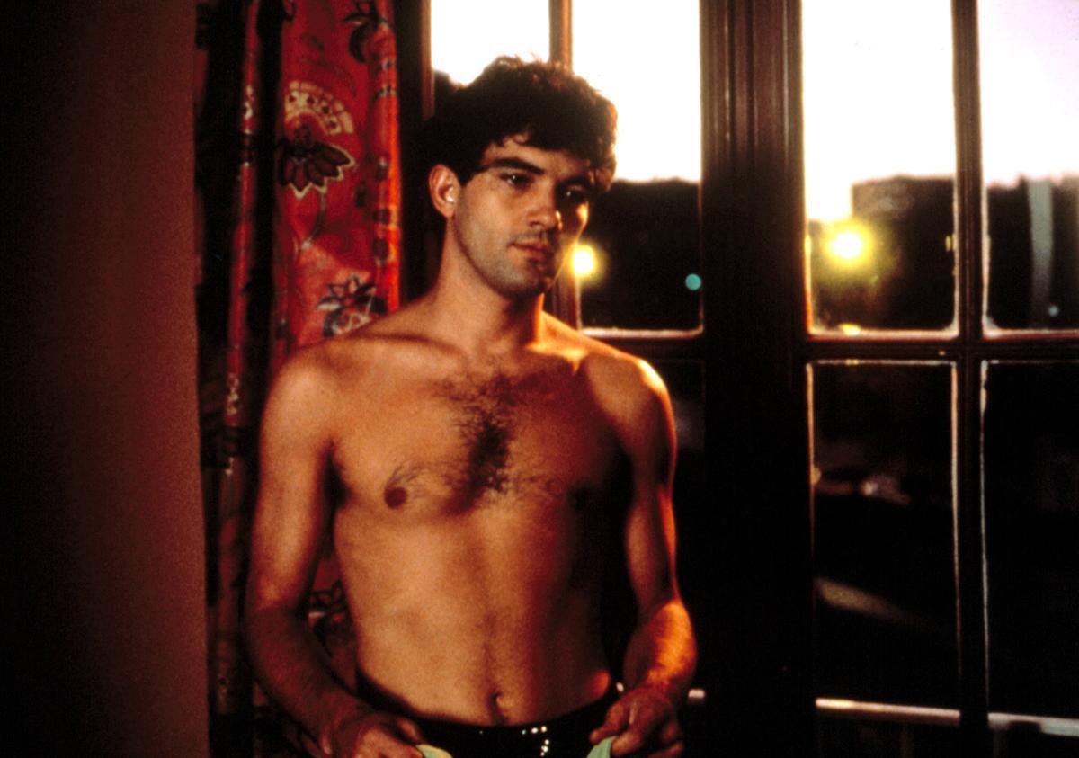 Antonio Banderas en una escena de la película 'La ley del deseo' en 1987.