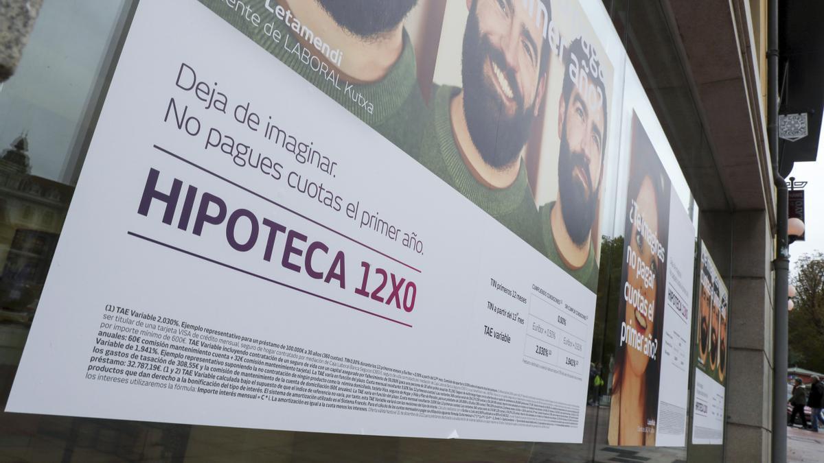 Un cartel promocional de una hipoteca en una sucursal bancaria.