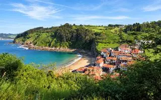 El pueblo pesquero de Asturias rodeado de bosques de eucalipto