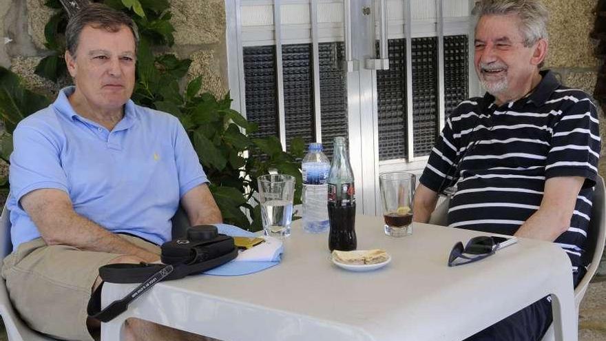 Jesús Palmou tomó algo en Armenteira ayer tras hacer la Ruta da Pedra e da Auga.  // Noé Parga