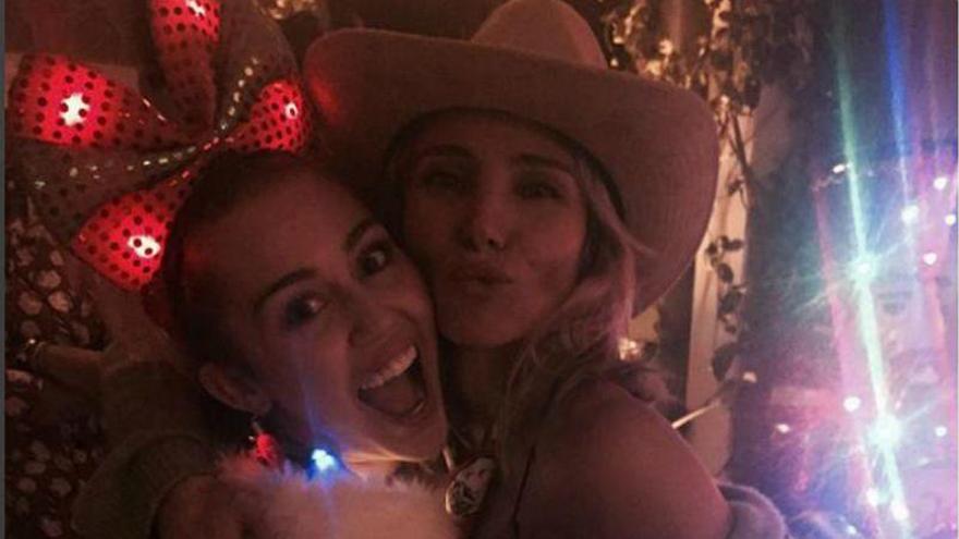 Elsa Pataky y Miley Cyrus celebran juntas la Navidad