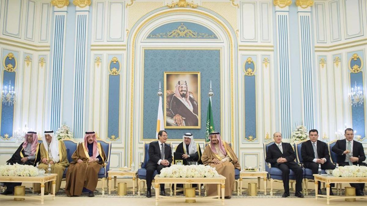 Foto del Rey Salam de Arabia Saudí en un encuentro con el presidente de Chipre Nicos Anastasiades en enero del 2018.