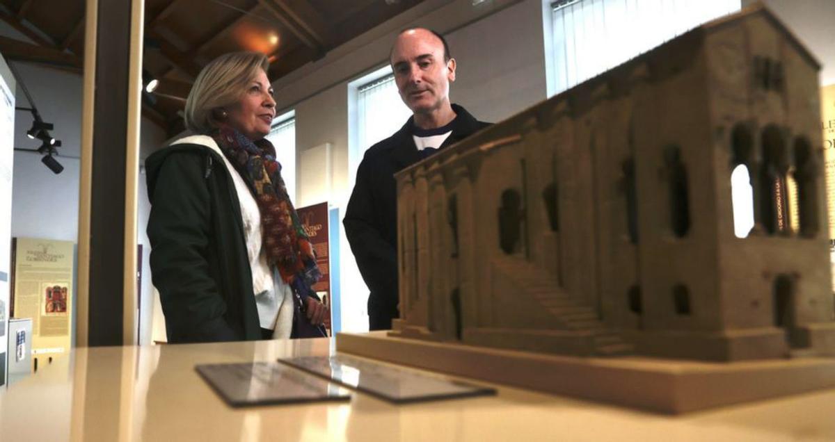 Teresa Pastor, presidenta de Apada, y Pablo León ante la maqueta de Santa María expuesta en el Centro de Interpretación del Prerrománico. | Miki López