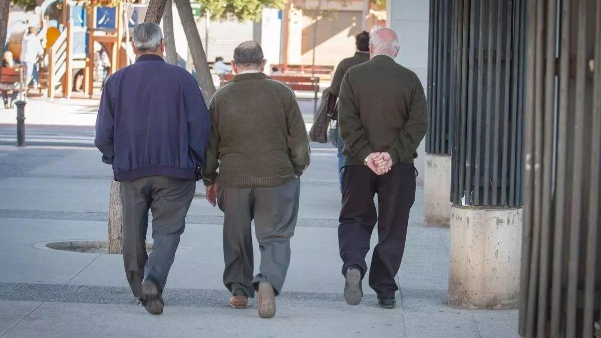 Un grupo de jubilados por una calle de Alicante.