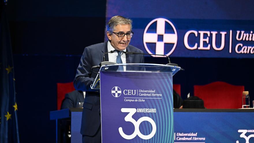Rovira anuncia becas para alumnos de universidades privadas iguales a los de las públicas