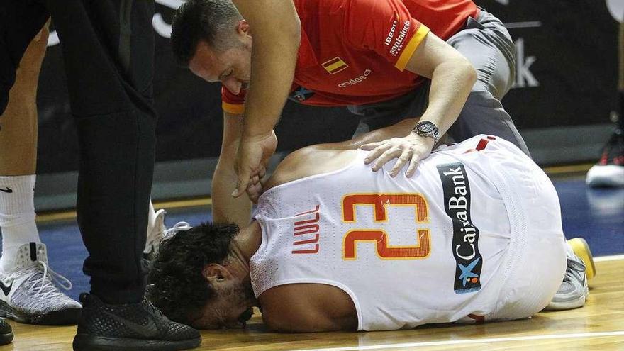 Llull, tendido en el suelo, tras lesionarse en el amistoso ante Bélgica. // C. García