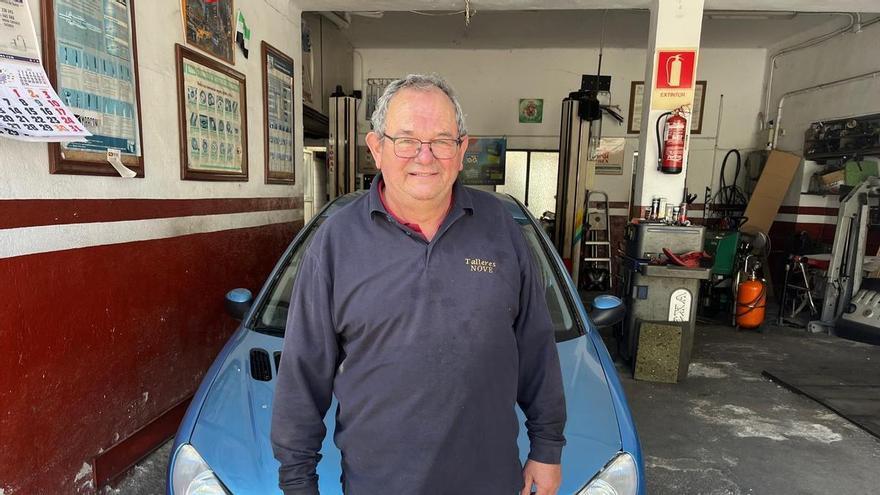 Fernando, el mecánico que lleva 48 años reparando coches y levantando una vida en San Blas de Cáceres