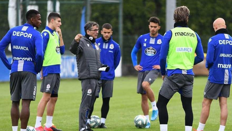 Fernando Vázquez da instrucciones a los jugadores durante un entrenamiento.