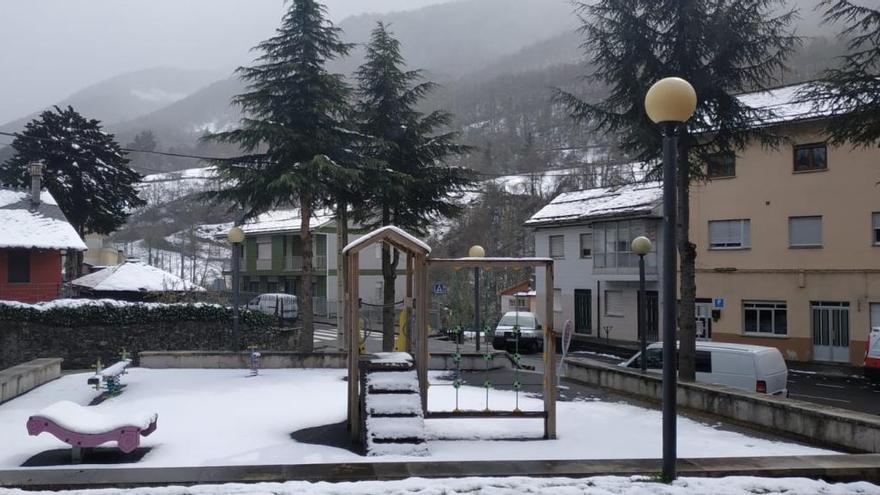 Nieve a 400 metros y temperaturas de 4 grados: el invierno vuelve en primavera a Asturias