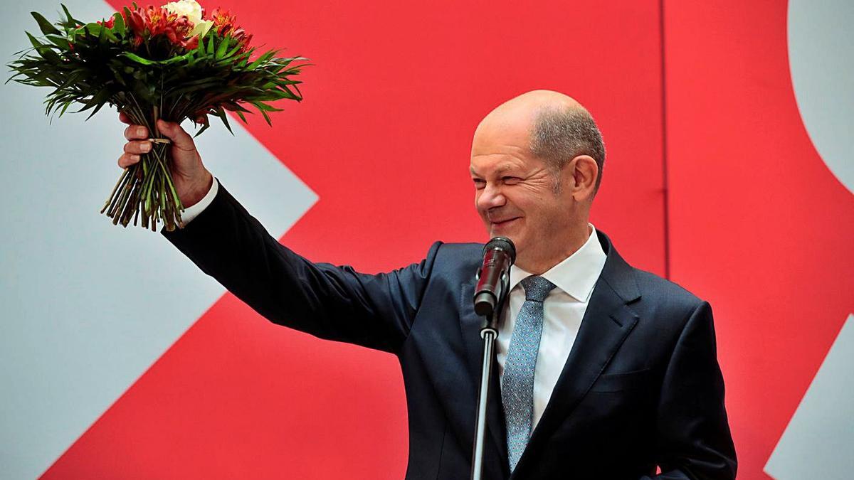 El socialdemòcrata Olaf Scholz, celebrant la victòria. | REUTERS