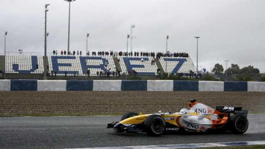 El piloto de Renault, Fernando Alonso, durante los entrenamientos de ayer