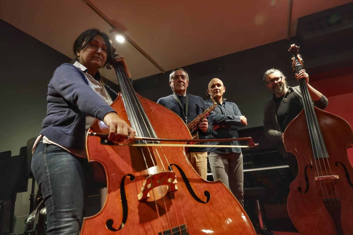 Mercedes García al contrabajo, Luis Ángel Garcia al saxo, José Manuel Zafra y Manuel Albuerne, al otro contrabajo.