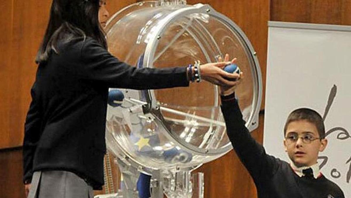 Cada espanyol gastarà una mitjana de 17,5 euros en dècims de la Loteria del Niño Cada espanyol gastarà una mitjana de 17,5 euros en dècims de la Loteria del Niño