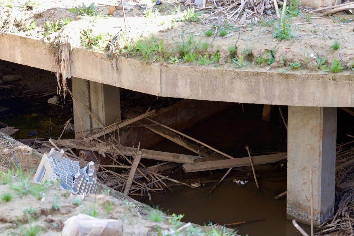 Aguas estancadas en una construcción abanadonada en Catarroja.
