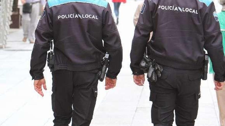 Agentes de la Policía Local patrullando por la ciudad. // Iñaki Osorio