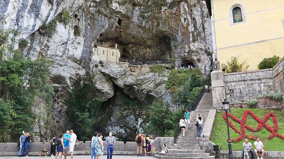 Fieles y turistas, el pasado domingo, en la explanada ante la basílica de Covadonga, reformada en 2020. | J. M. C.