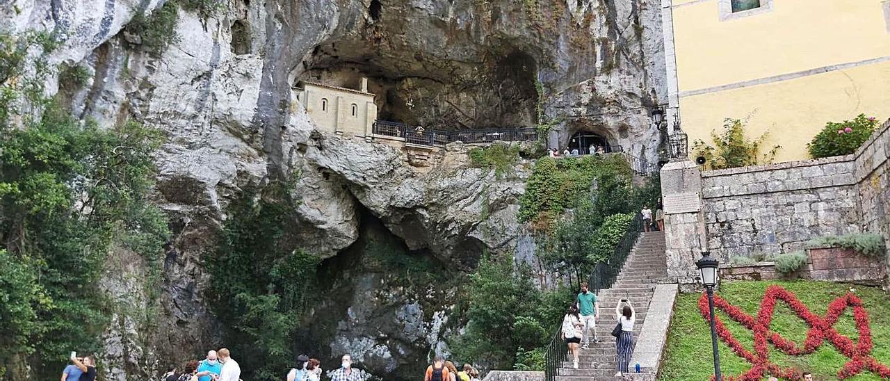 Fieles y turistas, el pasado domingo, en la explanada ante la basílica de Covadonga, reformada en 2020. | J. M. C.