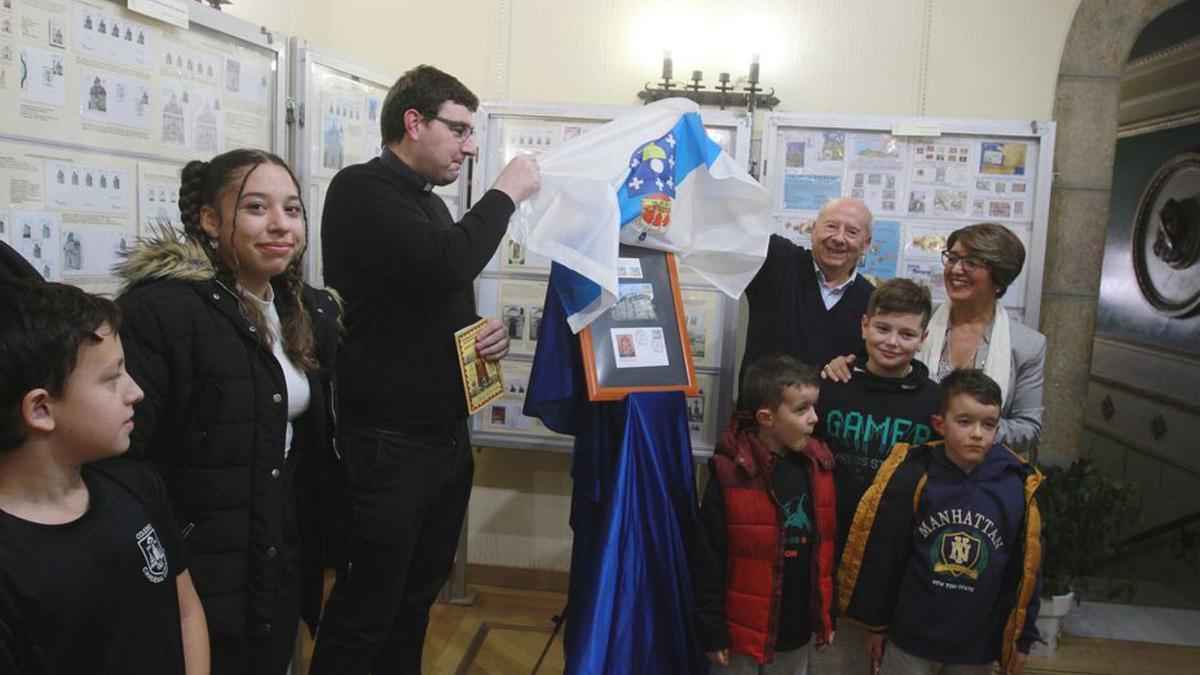 Inauguración, ayer, de la exposición filatélica.   | // IÑAKI OSORIO