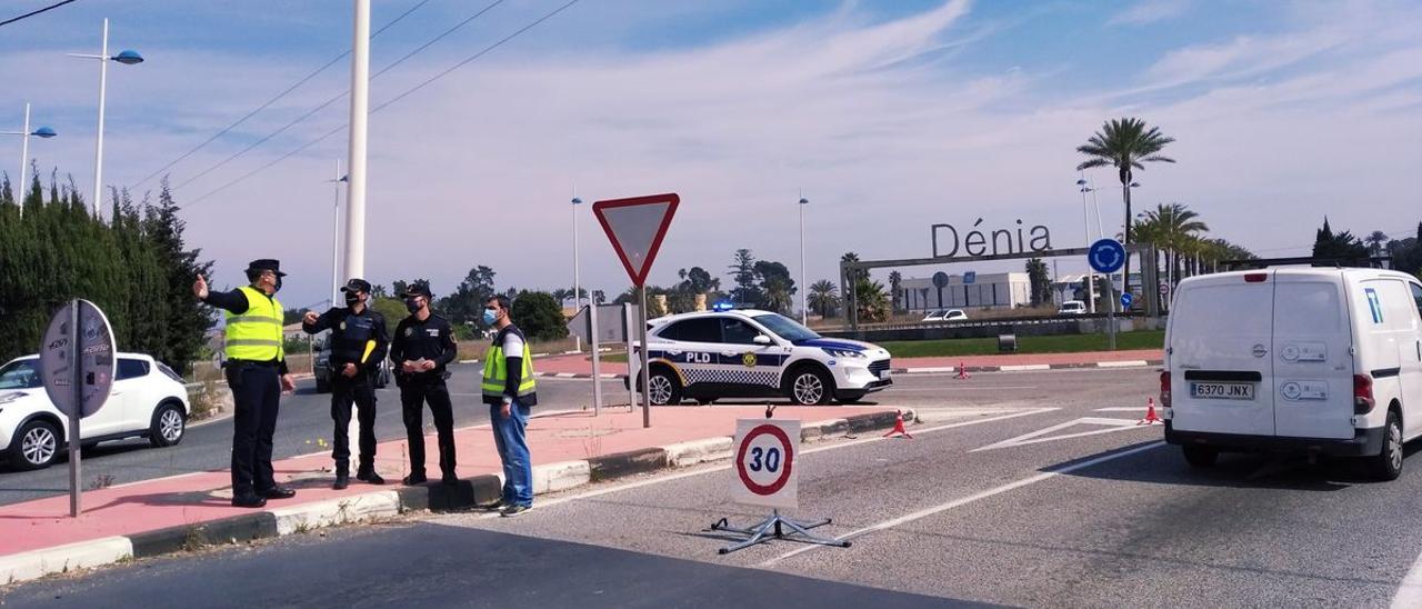 Control policial en la entrada a Dénia