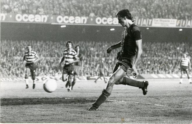 Johan debutó contra el Granada el 28 de octubre de 1973. Marcó dos goles y ofreció una exhibición. La primera