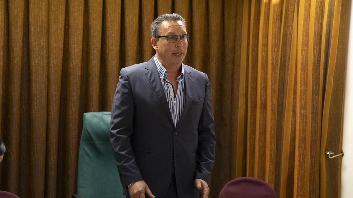 Rafael Enrique Mafé, nuevo alcalde de Castellonet de la Conquesta, durante su investidura.
