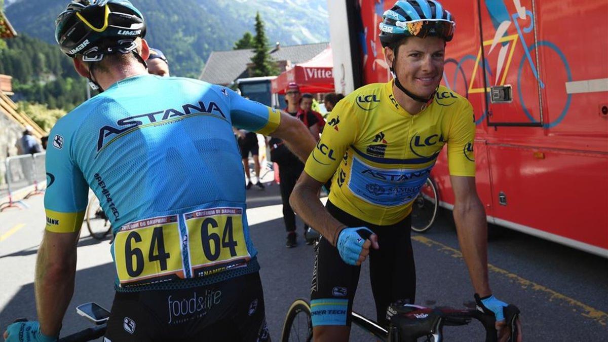 Fuglsang, felicitado por sus compañeros