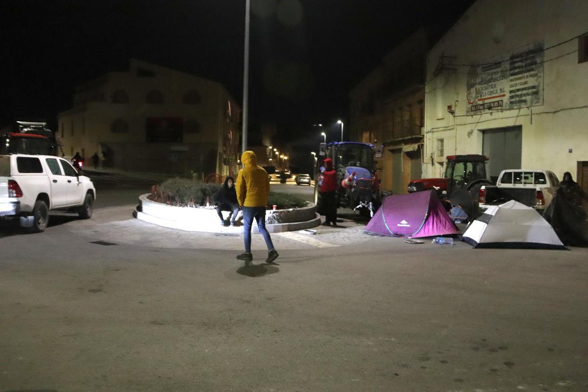 Tractores del Camp de Tarragona salen hacia Barcelona en una marcha lenta por la AP-2