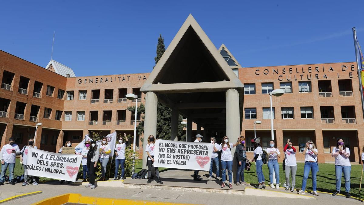 Protesta de STEPV en la Conselleria de Educación