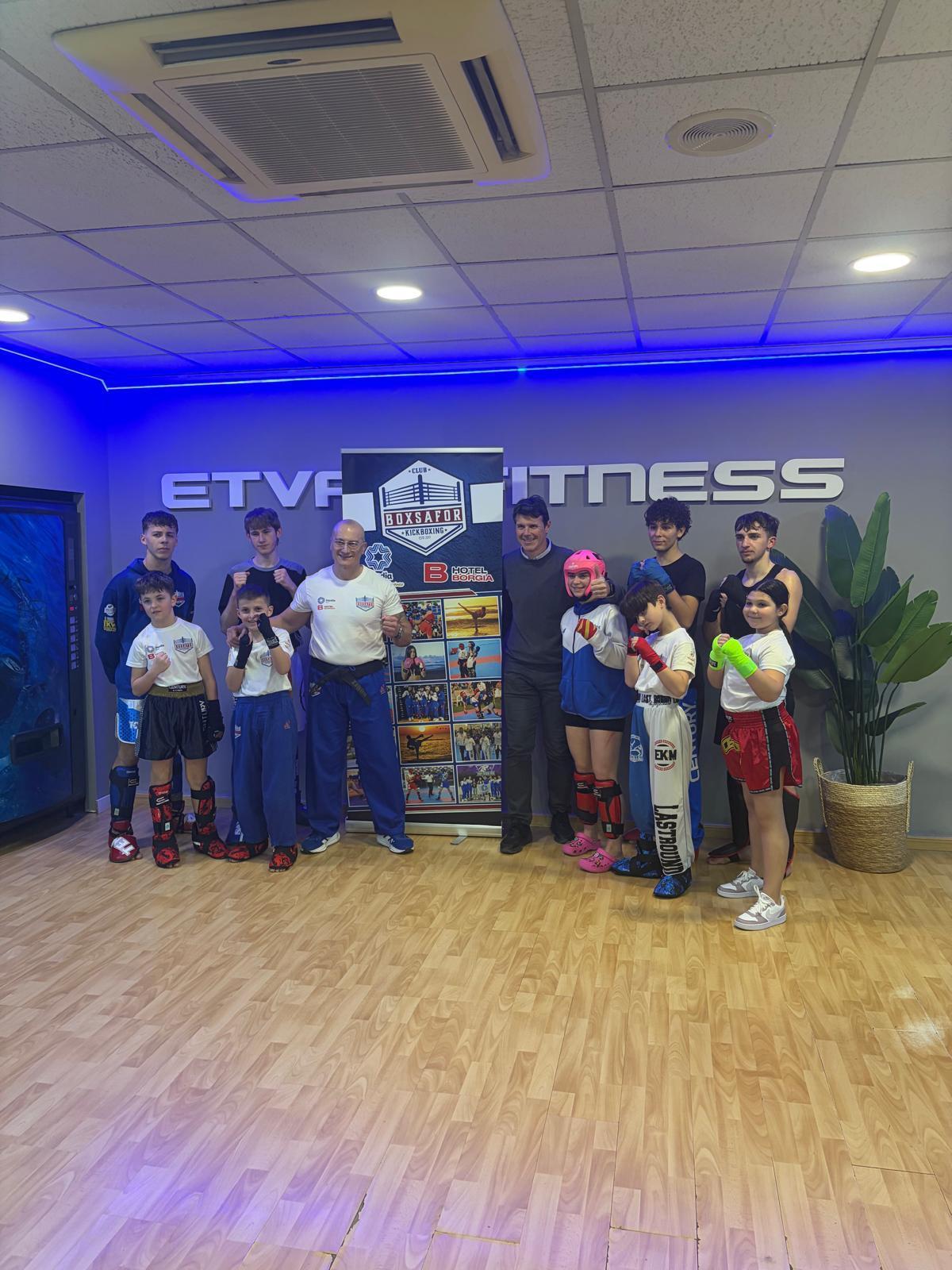 Deportistas y técnicos del BoxSafor Club con el concejal de Deportes