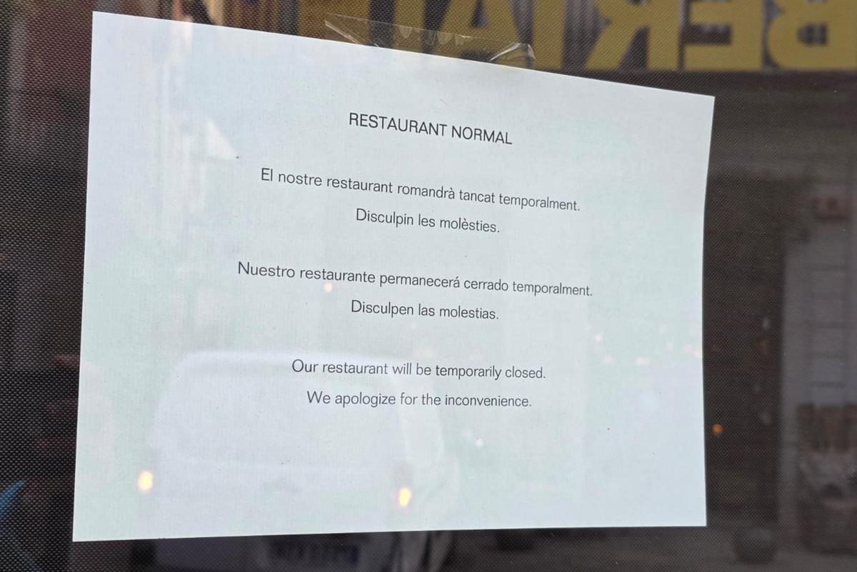 Imatge del cartell al restaurant Normal dels germans Roca que avisa que romandrà tancat.