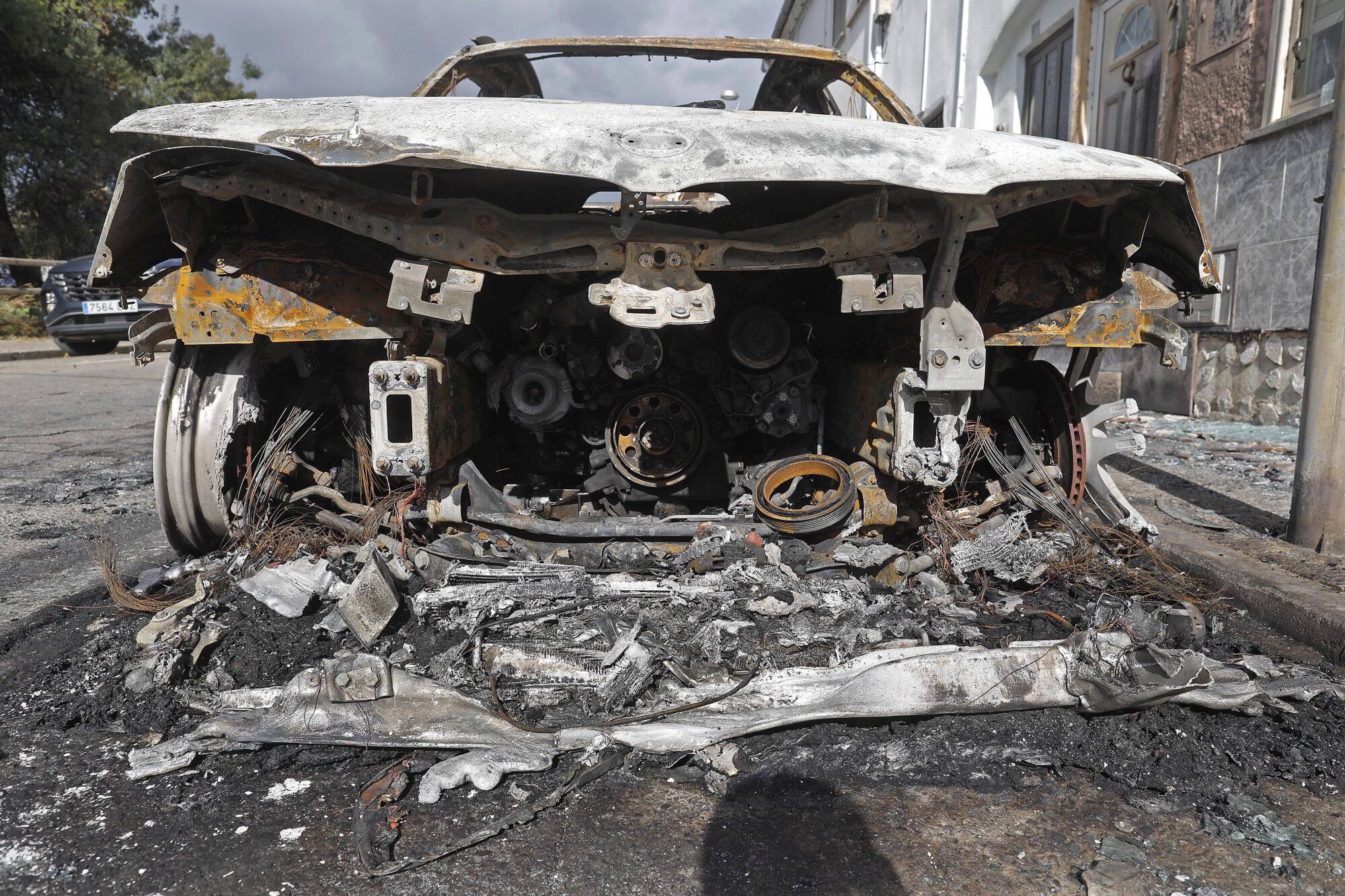 Girona. Carrer del Pou 7. Incendi cotxe cremat.