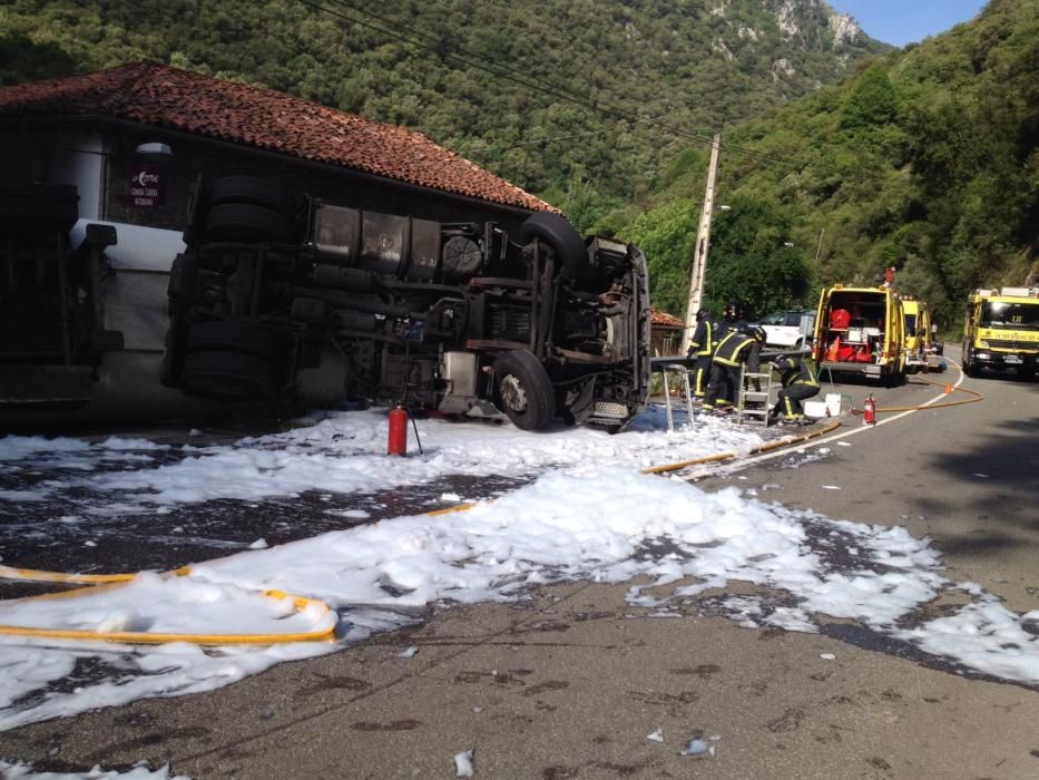 Accidente de un camión en Peñamellera