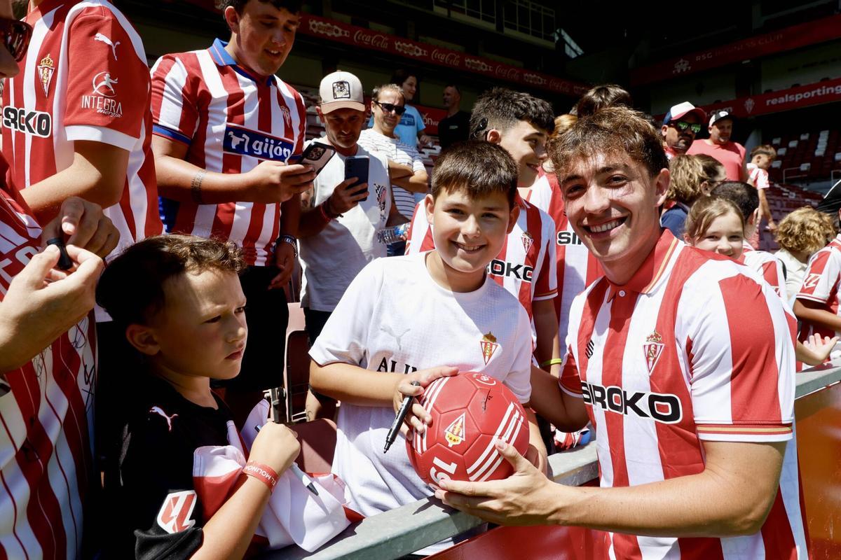 Los nueve fichajes del Sporting reciben el primer baño de masas en El Molinón ante 600 aficionados