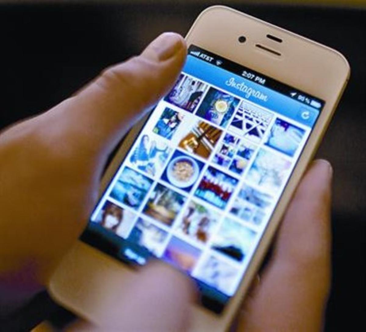 Arxius 8 Un usuari consulta Instagram al mòbil. Arxius 8 Un usuari consulta Instagram al mòbil.