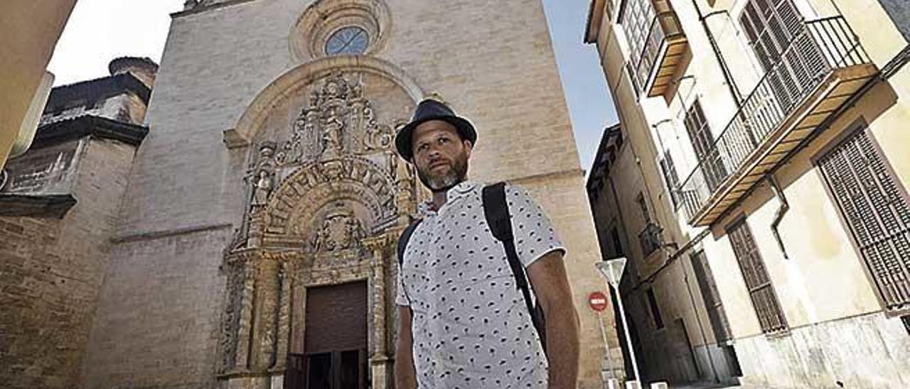 Daniel Rotstein posa ante la iglesia de MontesiÃ³n, situada en el barrio judÃ­o de Ciutat.