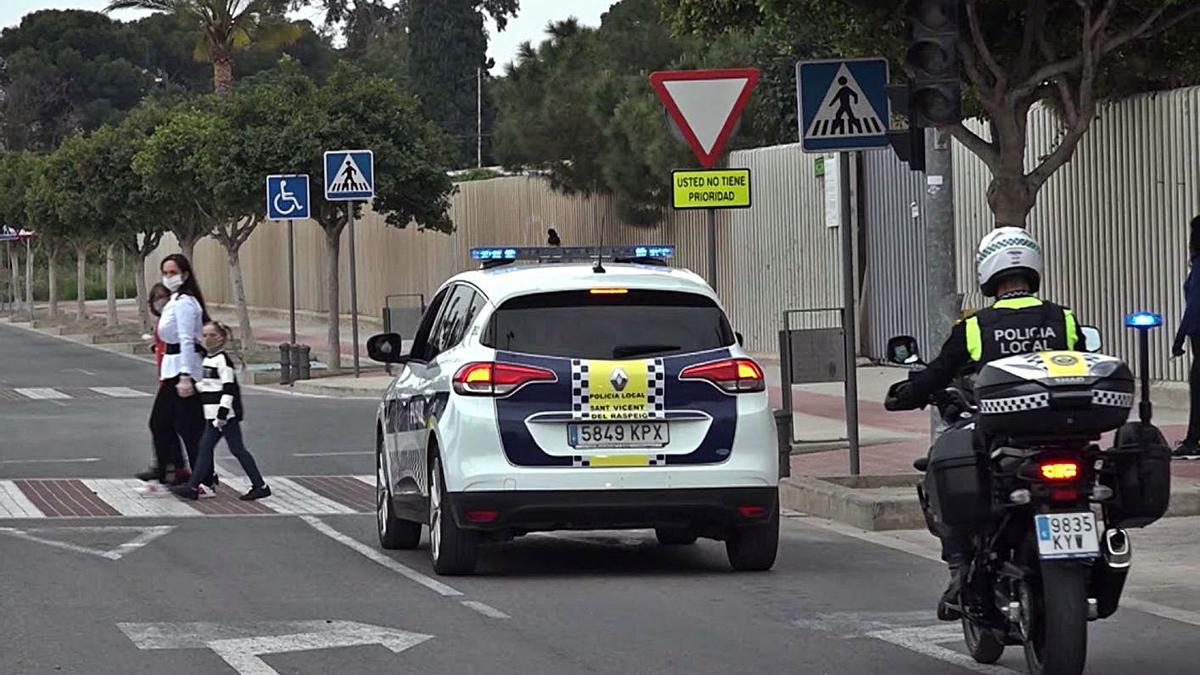 Dos vehículos de la Policía Local de patrulla por San Vicente del Raspeig.  | INFORMACIÓN