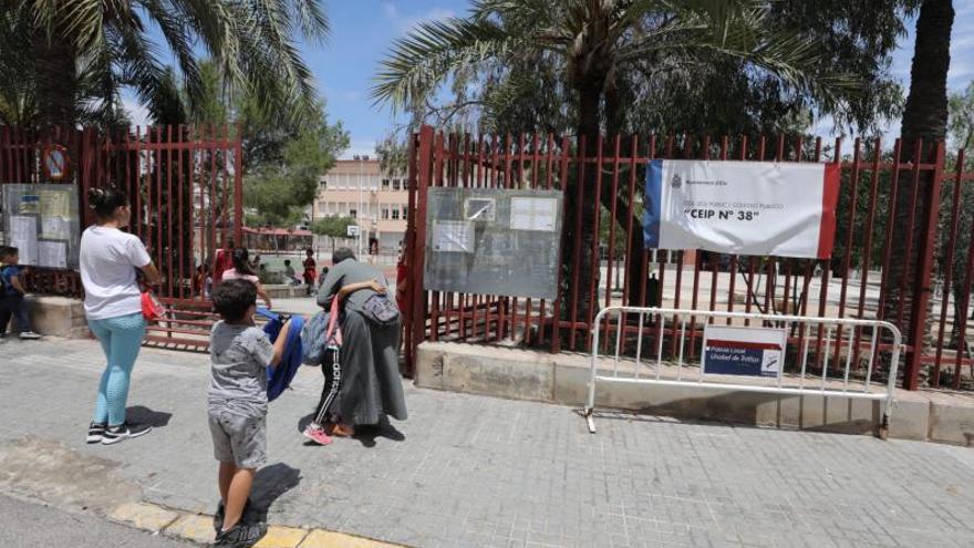 Padres de un colegio de Elche advierten de la fuga de alumnos tras dos cursos en barracones